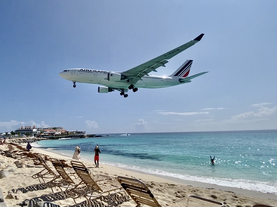 MAHO Beach - atterissage AIR FRANCE - Duplex LA JUNGLE BLEUE -Résidence Anse Margot - île de SAINT MARTIN - Antilles Françaises